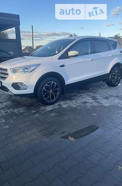 Внедорожник / Кроссовер Ford Kuga 2017 в Новом Буге