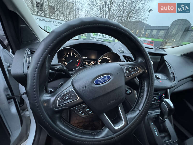 Внедорожник / Кроссовер Ford Kuga 2017 в Каменец-Подольском