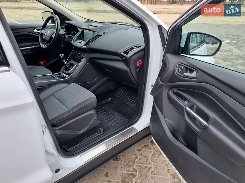 Внедорожник / Кроссовер Ford Kuga 2016 в Черкассах
