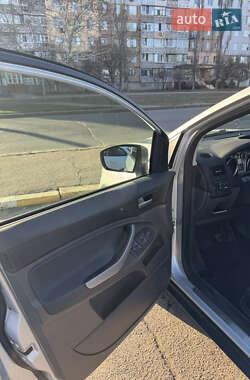 Внедорожник / Кроссовер Ford Kuga 2012 в 