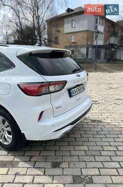 Позашляховик / Кросовер Ford Kuga 2022 в 