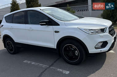 Внедорожник / Кроссовер Ford Kuga 2017 в 