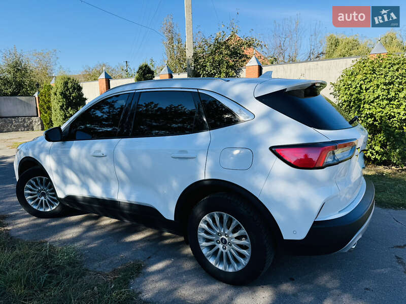 Позашляховик / Кросовер Ford Kuga 2021 в Ромнах