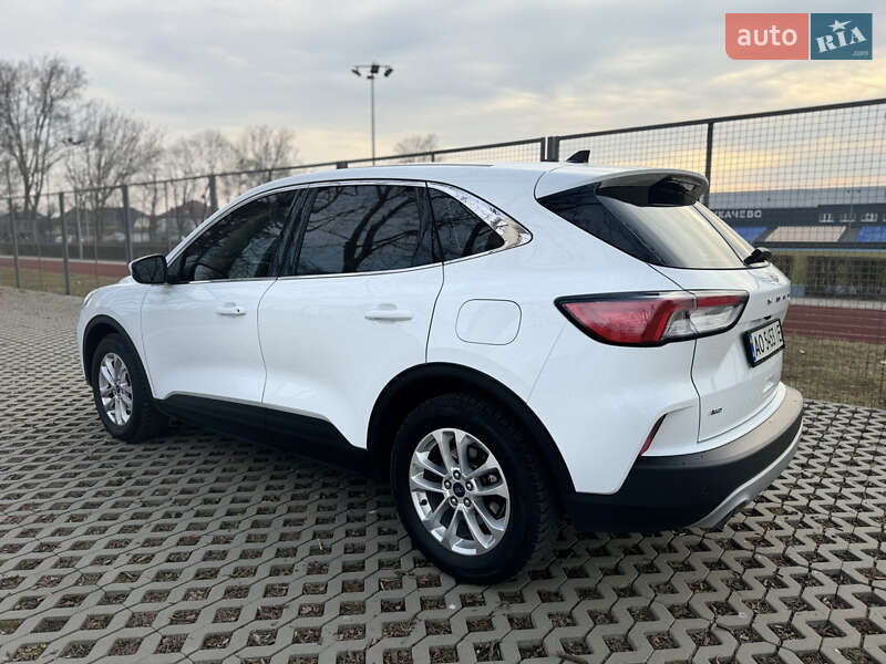 Позашляховик / Кросовер Ford Kuga 2020 в 
