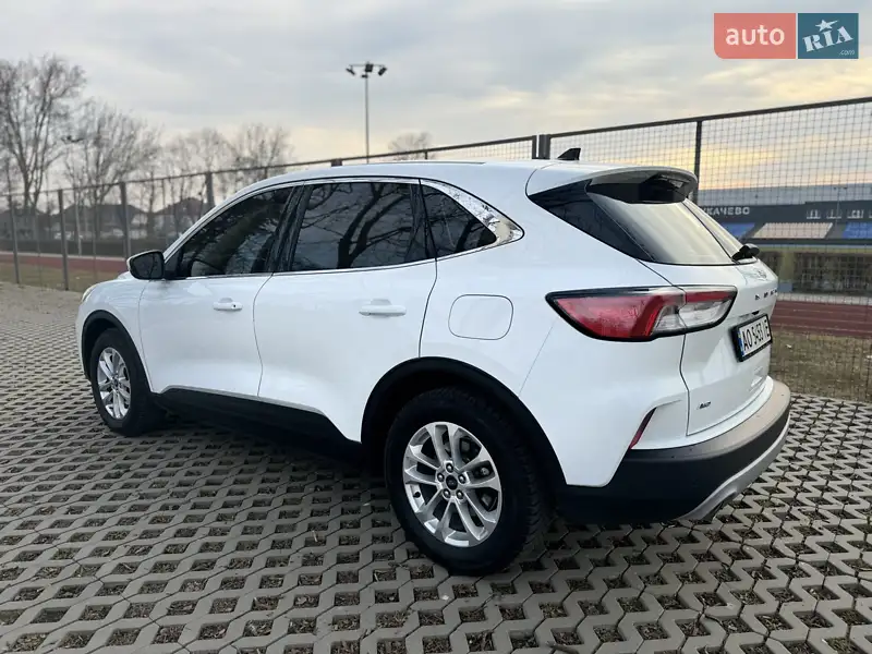Позашляховик / Кросовер Ford Kuga 2020 в 