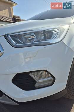 Позашляховик / Кросовер Ford Kuga 2019 в 