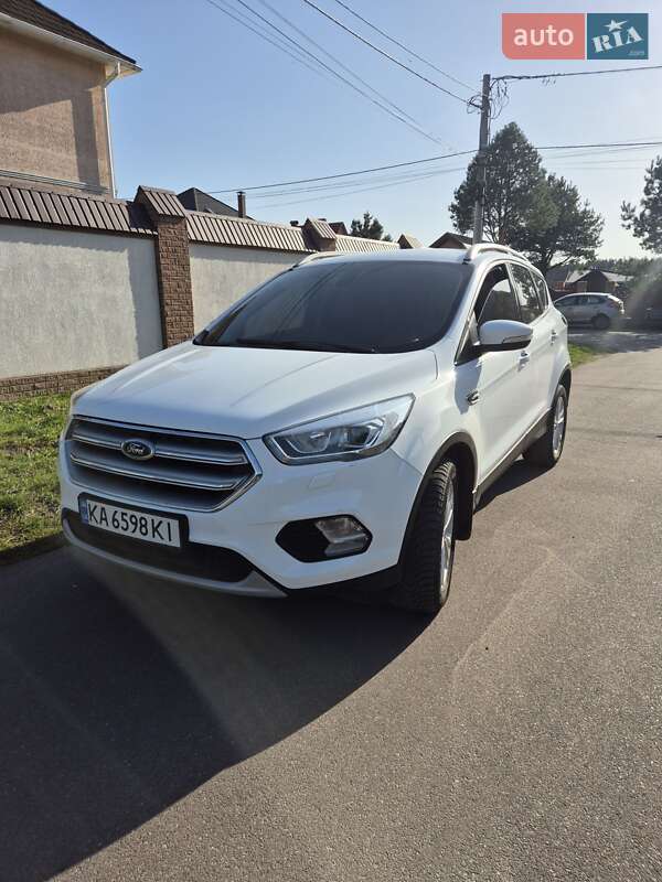 Позашляховик / Кросовер Ford Kuga 2019 в 