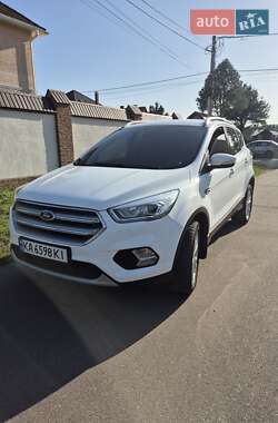 Позашляховик / Кросовер Ford Kuga 2019 в 