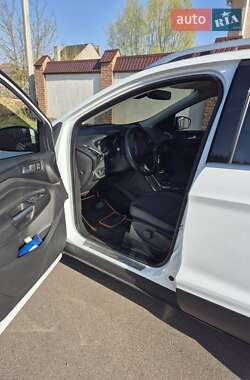 Позашляховик / Кросовер Ford Kuga 2019 в 
