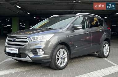Позашляховик / Кросовер Ford Kuga 2017 в 