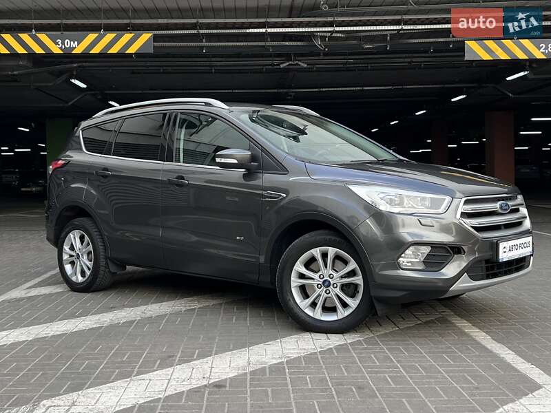 Позашляховик / Кросовер Ford Kuga 2017 в 