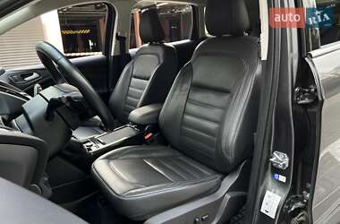 Позашляховик / Кросовер Ford Kuga 2017 в 