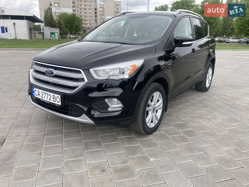 Позашляховик / Кросовер Ford Kuga 2017 в 
