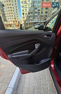Позашляховик / Кросовер Ford Kuga 2015 в 