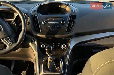 Позашляховик / Кросовер Ford Kuga 2019 в 