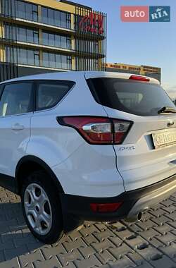 Позашляховик / Кросовер Ford Kuga 2019 в 