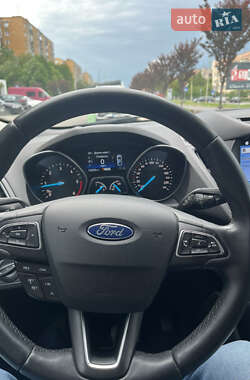 Позашляховик / Кросовер Ford Kuga 2019 в 