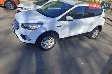 Позашляховик / Кросовер Ford Kuga 2016 в 