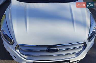 Позашляховик / Кросовер Ford Kuga 2016 в 