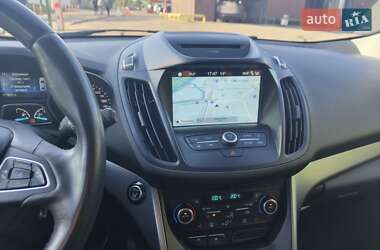 Позашляховик / Кросовер Ford Kuga 2016 в 