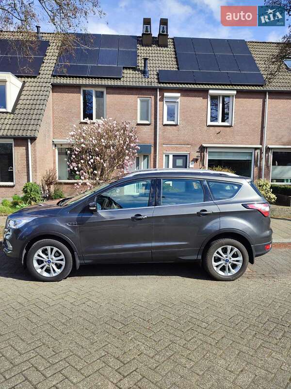 Позашляховик / Кросовер Ford Kuga 2019 в 