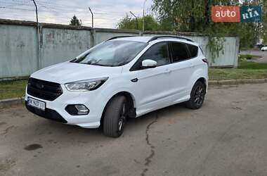 Позашляховик / Кросовер Ford Kuga 2019 в 