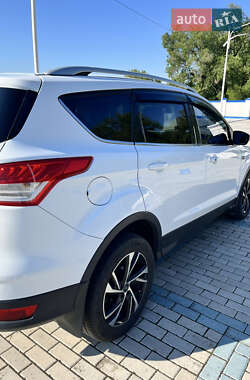 Позашляховик / Кросовер Ford Kuga 2013 в 