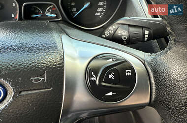Позашляховик / Кросовер Ford Kuga 2013 в 