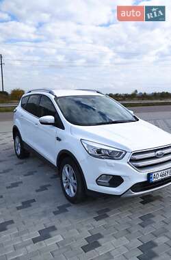 Внедорожник / Кроссовер Ford Kuga 2019 в Рахове