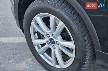 Позашляховик / Кросовер Ford Kuga 2019 в 