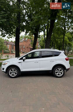 Позашляховик / Кросовер Ford Kuga 2012 в 