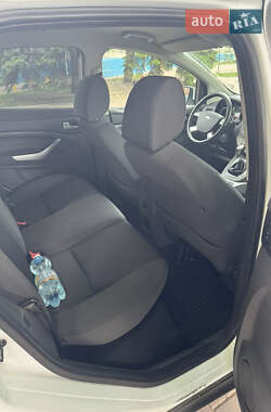 Позашляховик / Кросовер Ford Kuga 2012 в 