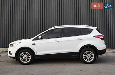 Позашляховик / Кросовер Ford Kuga 2019 в 