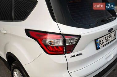 Позашляховик / Кросовер Ford Kuga 2019 в 