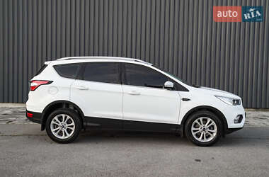 Позашляховик / Кросовер Ford Kuga 2019 в 