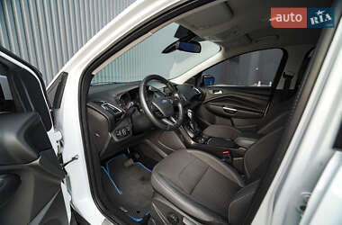 Позашляховик / Кросовер Ford Kuga 2019 в 