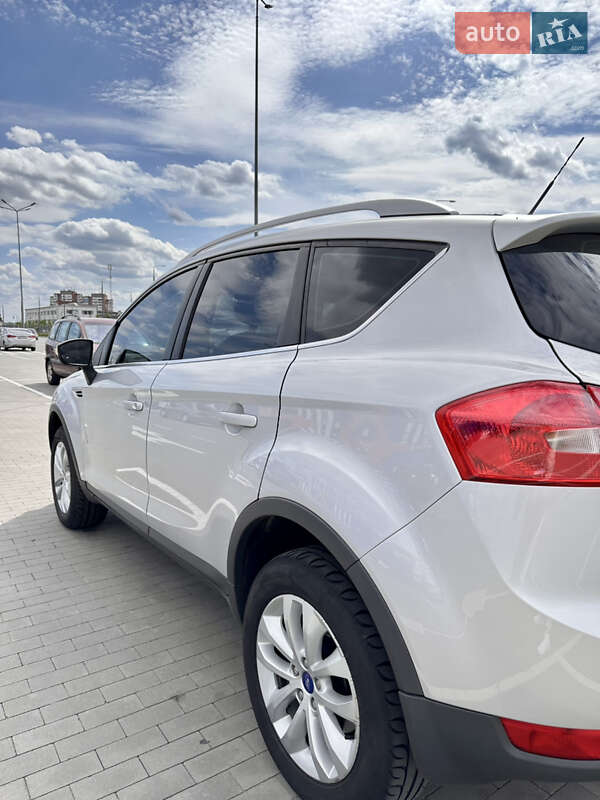 Позашляховик / Кросовер Ford Kuga 2011 в 