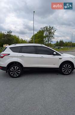 Позашляховик / Кросовер Ford Kuga 2017 в 
