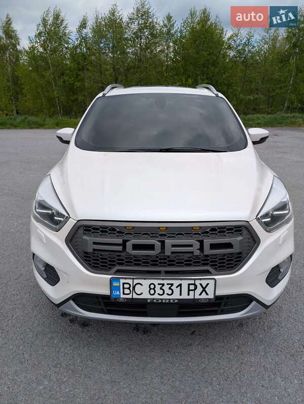 Позашляховик / Кросовер Ford Kuga 2017 в 