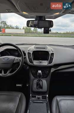 Позашляховик / Кросовер Ford Kuga 2017 в 