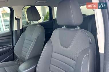 Позашляховик / Кросовер Ford Kuga 2016 в 