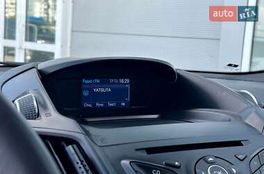 Позашляховик / Кросовер Ford Kuga 2016 в 