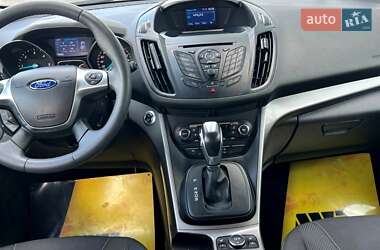 Позашляховик / Кросовер Ford Kuga 2016 в 