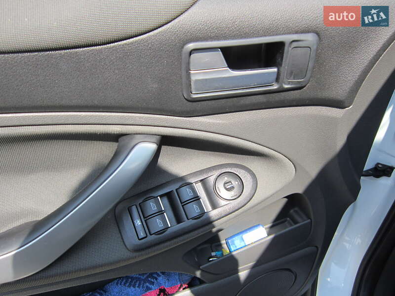 Позашляховик / Кросовер Ford Kuga 2011 в Цумані