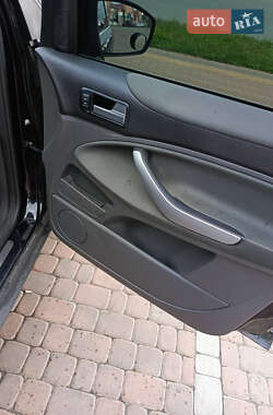 Внедорожник / Кроссовер Ford Kuga 2012 в 