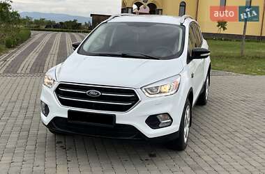 Позашляховик / Кросовер Ford Kuga 2017 в 