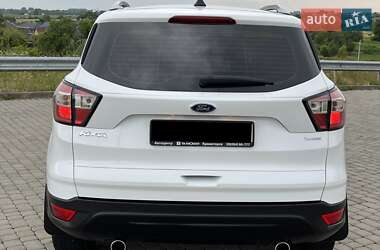 Позашляховик / Кросовер Ford Kuga 2017 в 
