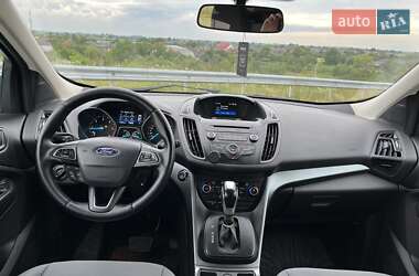 Позашляховик / Кросовер Ford Kuga 2017 в 