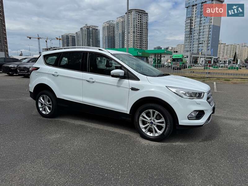 Позашляховик / Кросовер Ford Kuga 2019 в Києві