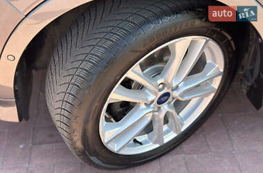 Внедорожник / Кроссовер Ford Kuga 2014 в 